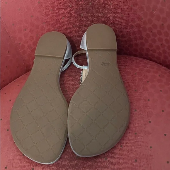 Like new BADGLEY MISCHKA silvertone sandals 7 1/2. $20 - Picture 4 of 8